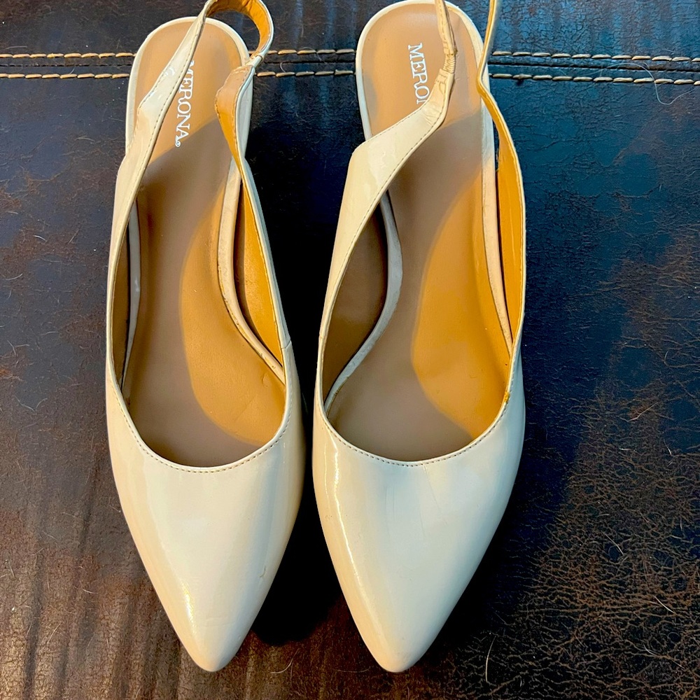 Nude pumps
